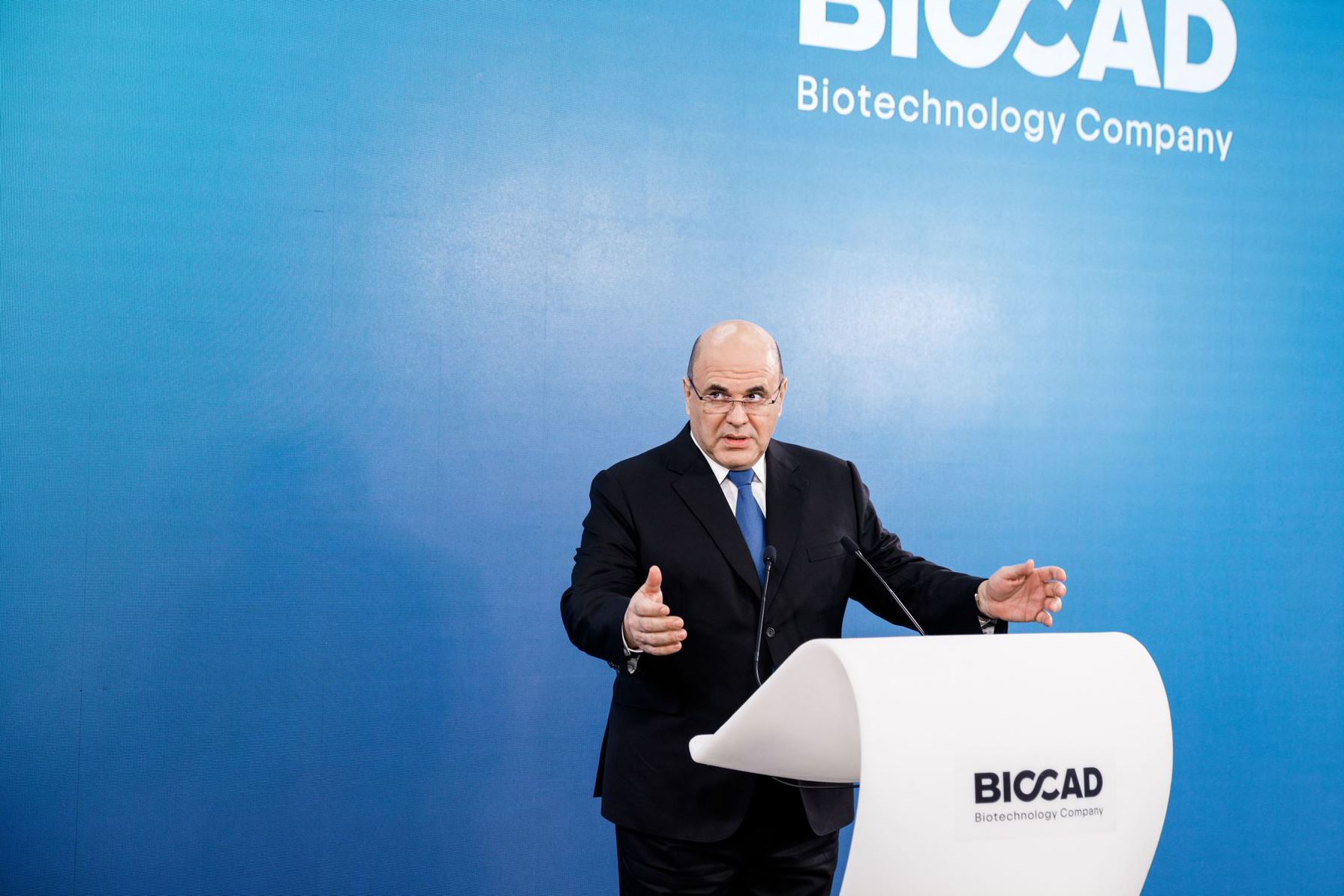 Михаил Мишустин посетил производство BIOCAD и проверил выпуск вакцины Спутник-V